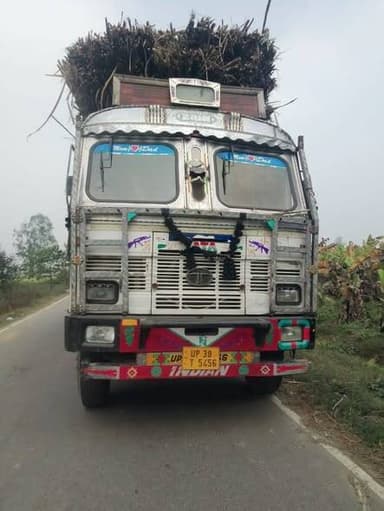 भाजपा कार्यकर्ताओं ने रोका ओवरलोड ओवरहाइट ट्रक
मौके पर पहुंचकर उप निरीक्षक शिव बहादुर सिंह ने किया चालान