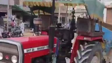 मेड़ता: रियांबड़ी में सड़क पर पड़े गड्डे में धंसी ट्रैक्टर-ट्रॉली