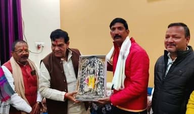 Mau Local -अभी हाल ही में आज तक के वरिष्ठ पत्रकार दुर्गा किंकर सिंह के घुटने का आपरेशन हुआ था।
जिसकी सूचना मिलते ही नग...