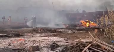 மானூர்: மேல தாழையூத்து பழைய இரும்பு மற்றும் தீ விபத்து 2 மணி நேரம் போராடி தீயை கட்டுக்குள் கொண்டு வந்த தீயணைப்பு வீரர்கள்.