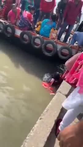 হিঙ্গলগঞ্জ: প্রশাসনকে বুড়ো আঙ্গুল দেখিয়ে দুলদুলি ঘাট দিয়ে নৌকায় করে বেশি বেশি মানুষ পার হচ্ছে, নৌকা থেকে পড়ে আহত এক