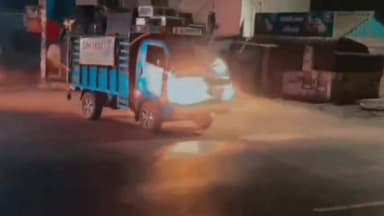 తణుకు: తేతలి జాతీయ రహదారిపై మినీ వ్యాను మోటార్ బైక్తో బలంగా ఢీ కొట్టిన వ్యక్తి మృతి