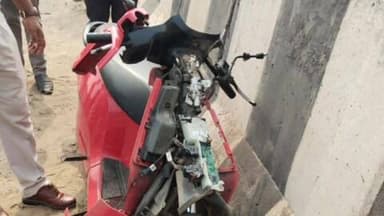 କୋରେଇ: ପାଣିକୋଇଲି ଥାନା ଟିକର ଛକରେ ଭାରସାମ୍ୟ ହରାଇ ପିକପ୍ ଗାଡିକୁ ଧକ୍କା ଦେଲା ସ୍କୁଟି ଗାଡି,ଚାଳକ ଗୁରୁତର