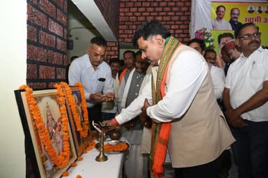 उप मुख्यमंत्री श्री विजय शर्मा ने कवर्धा के कचहरी पारा में 1.94 करोड़ रुपये की लागत से निर्मित स्वामी आत्मानंद उत्कृष्ट ...