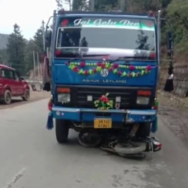 कर्णप्रयाग: सिमली ग्वालदम मोटर मार्ग पर ट्रक की चपेट में आने से एक बाइक सवार की मौत, दूसरा घायल