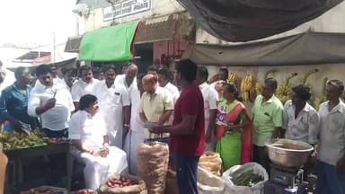 சிவகாசி: மார்க்கெட் பகுதியில் திமுகவின் 5ஆண்டு ஆட்சியில் மக்கள்படும் இன்னல்கள் கூறி வாக்குச் சேகரிப்பில் ஈடுபட்ட அதிமுகமுன்னாள் அமைச்சர் கே டி ராஜேந்திர பாலாஜி