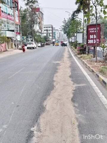 అంబేద్కర్ జంక్షన్ నుండి మాంగల్య షాప్ వరకు ఆయిల్ లీకేజ్. మట్టి పోసి ప్రమాదాలు జరగకుండా చేసిన ట్రాఫిక్ పోలీసులు