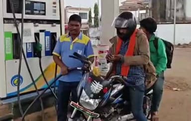 डिंडौरी: पेट्रोल पंप पर नियमों का सख्ती से पालन, हेलमेट लगाकर पेट्रोल ले रहे बाइक चालक