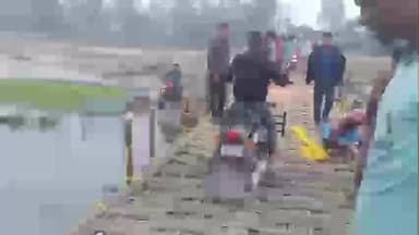 শীতলকুচি: শীতলকুচিতে ভেঙে পড়া ব্রিজ পাশেই তৈরি হলো বাসের সাঁকো, পরিদর্শনে এনবিএসটিসি চেয়ারম্যান