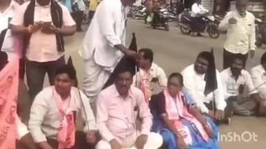 మణుగూరు: మాజీ ముఖ్యమంత్రి కెసిఆర్ కు సీట్ నోటీసులు ఇవ్వడాన్ని నిరసిస్తూ మణుగూరు మండల కేంద్రంలో BRS శ్రేణులు రాస్తారోకో