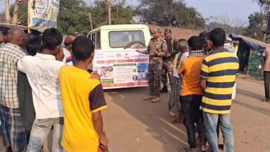 नोआमुंडी: सड़क सुरक्षा जागरूकता अभियान: जेटेया चौक पर ग्रामीणों को यातायात नियमों के प्रति किया गया जागरूक