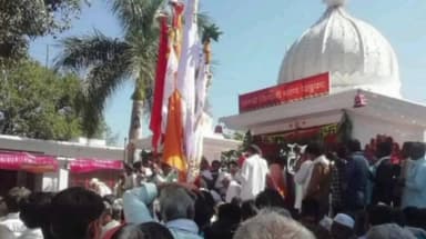 खातेगांव: सandalपुर में समर्थ संत सिंगाजी चरण पादुका स्थल पर निशान चढ़ाया, 15 दिवसीय मेले का शुभारंभ