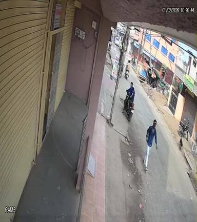 आज दिनांक 01/02/2026 को सुबह लगभग 11:00 बजे, मैं रुद्र होटल, न्यू चौकसे नगर के पास गया था। मैंने अपनी बाइक वहां पार्क की