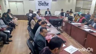 रायसेन: कलेक्ट्रेट सभा कक्ष में टीएल बैठक, योजनाओं की प्रगति और सीएम हेल्पलाइन की समीक्षा की गई