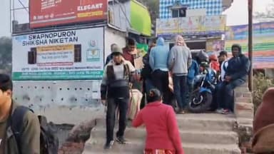 হিঙ্গলগঞ্জ: পুলিশের কড়া নিরাপত্তার মধ্য দিয়ে নদী পেরিয়ে সুন্দরবনের বিভিন্ন বিদ্যালয়ে মাধ্যমিকের প্রশ্নপত্র পৌঁছে দিচ্ছেন পুলিশ