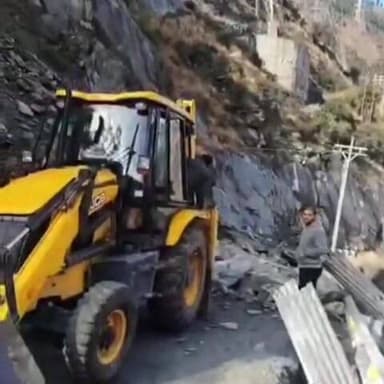 केएसपीए सड़क पर बहाली कार्य तेज़, लोक निर्माण विभाग भरमौर जुटा मार्ग बहाल करने में...
#roadblock #bharmour #Champa #vira...