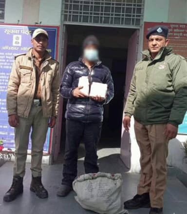 रुद्रप्रयाग: गुप्तकाशी में नेपाली मूल के तस्कर को 15 बोतल अवैध शराब के साथ किया गया गिरफ्तार
