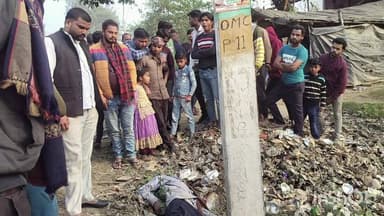 संडीला: अतरौली के नेवादा चौराहे के पास नायरा पेट्रोल पंप के सामने मिले अज्ञात शव का पोस्टमार्टम हुआ, रिपोर्ट का इंतजार