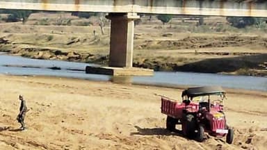 अल्बर्ट एक्का (जारी): जारी थाना क्षेत्र में अवैध बालू कारोबार पर पुलिस का प्रहार, दो ट्रैक्टर जब्त