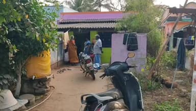 போச்சம்பள்ளி: பாரூர் அருகே மேட்டுப்புலியூர் கிராமத்தில் பட்டப்பகலில் வீட்டின் பூட்டை உடைத்து தங்க நகைகள் திருட்டு போலீசார் விசாரணை