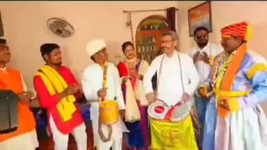 जळगाव जामोद: जळगाव जामोद विधानसभा मतदारसंघाचे आमदार तथा माजी मंत्री डॉ. संजय कुटे यांनी गोंधळात वाजवला संबळ