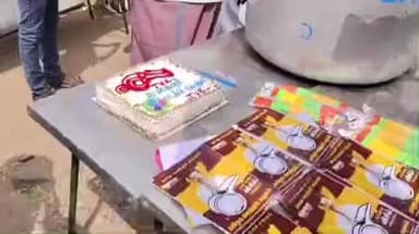 சேந்தமங்கலம்: தவெக 3-ம் ஆண்டு தொடக்க விழாவையொட்டி தவெகழகத்தினர் பொதுமக்களுக்கு அன்னதானம் வழங்கினர்