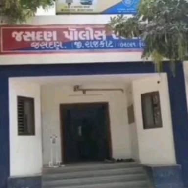 જસદણ: જસદણ પોલીસ સ્ટેશન વિસ્તારમાંથી વધુ એક શખ્સને દારૂના જથ્થા સાથે ઝડપી પાડતી રાજકોટ ગ્રામ્ય પોલીસ