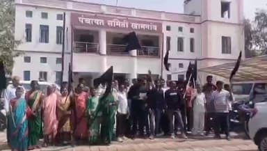 खामगाव: सुटाळा बुद्रुक येथील ग्रामस्थांनी पंचायत समिती प्रशासनाला दाखविले काळे झेंडे! घोषणाबाजी करीत केला निषेध