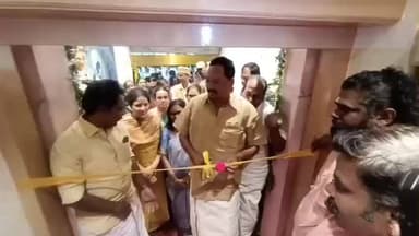 காஞ்சிபுரம்: காந்தி சாலையில் அறிஞர் அண்ணா பட்டு கூட்டுறவு சங்கத்தின் புதிய விற்பனை நிலையத்தினை கைத்தறி மற்றும் துணிவு துறை அமைச்சர் காந்தி துவக்கி வைத்தார்