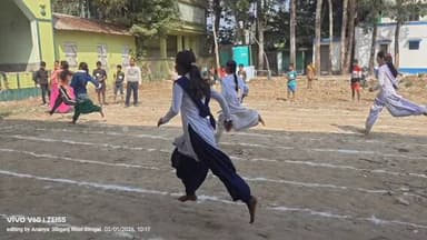 বাসন্তী: বাসন্তী সারদা বালিকা বিদ্যালয় ক্রীড়া প্রতিযোগিতা অনুষ্ঠান আয়োজিত হল উপস্থিত ছিলেন প্রাক্তন শিক্ষক অমল নায়েক ।