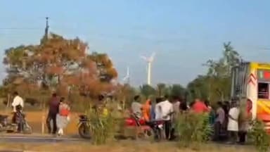 ராதாபுரம்: சிவஞானபுரம் சந்திப்பில் வேன் ஓட்டுனரை தகாத வார்த்தைகளால் பேசி தாக்கிய இருவர் கைது.