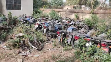 शंभूगंज: शंभूगंज थाने में जगह की कमी से जब्त वाहन धूप-बारिश में हो रहे बर्बाद