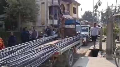 রাজগঞ্জ: দীর্ঘ প্রায় ১২ বছর ধরে ধূপগুড়ি পুরসভার রাস্তা বেহাল, পথ অবরোধ বাসিন্দাদের