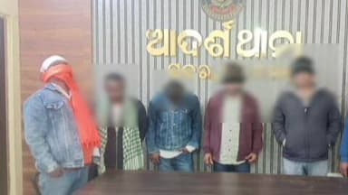 ସୁନ୍ଦରଗଡ ସହର: କନକ ଜୋରାରେ ସଦର ପୋଲିସର ଜୁଆ ଆଡ୍ଡା ଉପରେ ଚଢାଉ, 5 ଜଣ ଅଭିଯୁକ୍ତ ଗିରଫ, ଜୁଆ ପଟ୍ଟି ଓ ଟଙ୍କା ଜବତ