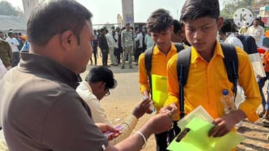 আড়শা: আড়শা হাই স্কুলে মাধ্যমিক পরিক্ষার্থীদের কলম ও জল দিয়ে শুভেচ্ছা বার্তা দিল তৃনমুল কংগেস