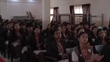 মাটিগাড়া: শিলিগুড়ির হিন্দি বালিকা বিদ্যালয়ে ট্রাফিক সচেতনতা কর্মসূচির আয়োজন