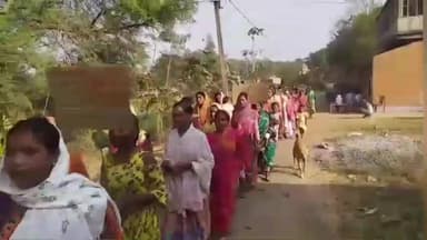 মানবাজার ২: বড়কদম গ্রামে মদ তৈরি ও বিক্রি বন্ধের দাবিতে মিছিল করলো মহিলারা