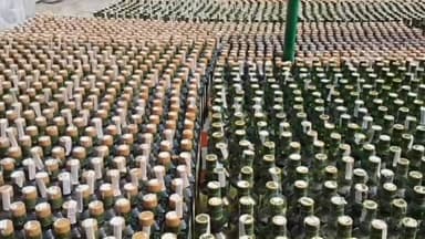 कुशेश्वर स्थान पूर्बी: बलहा गांव में शराब से भरा ट्रक पलटा, 3293 लीटर विदेशी शराब जब्त