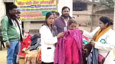 बाँदा रोटी बैंक की बड़ी सेवा | 350 ग्रामीणों को गरम कपड़े व जरूरी सामान का वितरण | Banda Roti Bank
#BandaRotiBank #गरीबो...