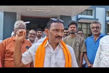 धान चुकारे आणि खरेदी मर्यादेसाठी लाखांदूर तहसील कार्यालयावर धडकले शेकडो शेतकरी