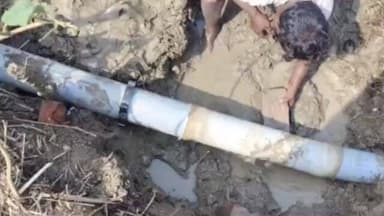 ফলতা: পূর্ব দুর্গাপুর এলাকায় পানীয় জলের পাইপলাইন ফেটে গিয়ে বিপত্তি ঘটনাস্থলে জনস্বাস্থ্য কারিগরি দপ্তরের কর্মীরা