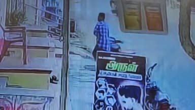 சங்கராபுரம்: தேவபாண்டலம் கிராமத்தில் சலூன் கடை முன்பு நிறுத்தப்பட்டிருந்த இருசக்கர வாகனத்தை திருட முயன்ற மர்ம நபர் சிசிடிவி வெளியீடு