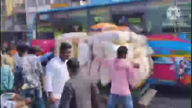 কাকদ্বীপ: মেশিন ভ্যান নিয়ন্ত্রণ হারিয়ে উল্টে গেল কাকদ্বীপ চৌরাস্তায় আহত চালক