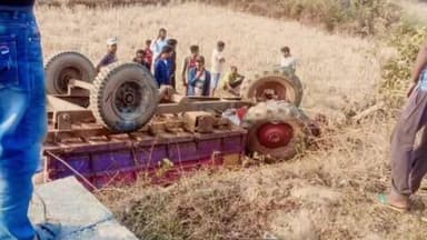 ତେଲକୋଇ: ଭଣ୍ଡା-ପଡୁଆ ରାସ୍ତା ମଙ୍ଗଳପୁର ନିକଟରେ ଭଙ୍ଗା ପୋଲ ପାଖରେ ଧାନ ବୋଝେଇ ଟ୍ରାକ୍ଟର ଗାଡ଼ି ଭାରସାମ୍ୟ ହରେଇ ବିଲରେ ପଶିଲା.