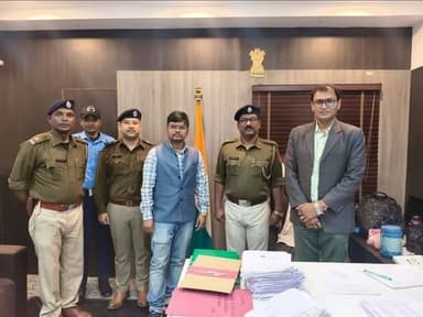 মাধ্যমিক পরীক্ষা চলাকালীন নাককাটি উচ্চ বিদ্যালয়ে গ্যাস সিলিন্ডার বি*স্ফো*র*ণের ঘটনায় সাহসিকতার পরিচয় দিলেন এক পুলিশ আধ...