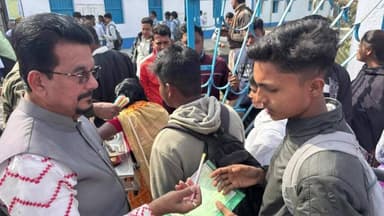 করিমপুর ১: সোমবার মাধ্যমিক পরীক্ষার প্রথম দিনে পরীক্ষার্থীদের ফুল ও পেন দিয়ে শুভেচ্ছা করিমপুরের বিধায়কের