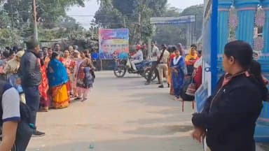 দিনহাটা ১: মাধ্যমিকের দ্বিতীয় দিনে পরীক্ষা শুরুর আগে পরীক্ষা কেন্দ্রে প্রবেশ ছাত্র-ছাত্রীদের দিনহাটা উচ্চ বিদ্যালয়ে