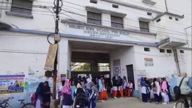 নলহাটি ১: নলহাটি হরিপ্রসাদ হাই স্কুল সহ নলহাটি ১ ব্লকের ৮টি পরীক্ষা কেন্দ্রে পর্ষদের সমস্ত নিয়ম মেনে আজ হচ্ছে ২য় দিনের মাধ্যমিক