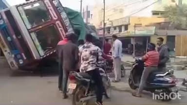 କଟକ ପୌରାଞ୍ଚଳ: ଲିଙ୍କ ରୋଡରେ ଓଲଟିଲା ମାଲ ବୋଝେଇ ଟ୍ରକ, ଚାଳକ ଓ ହେଲ୍ପର ଆହତ