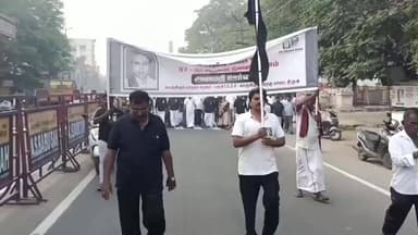 காஞ்சிபுரம்: காந்தி சாலையில் காஞ்சிபுரம் தெற்கு மாவட்ட திமுக சார்பில் அமைதி பேரணி நடைபெற்றது